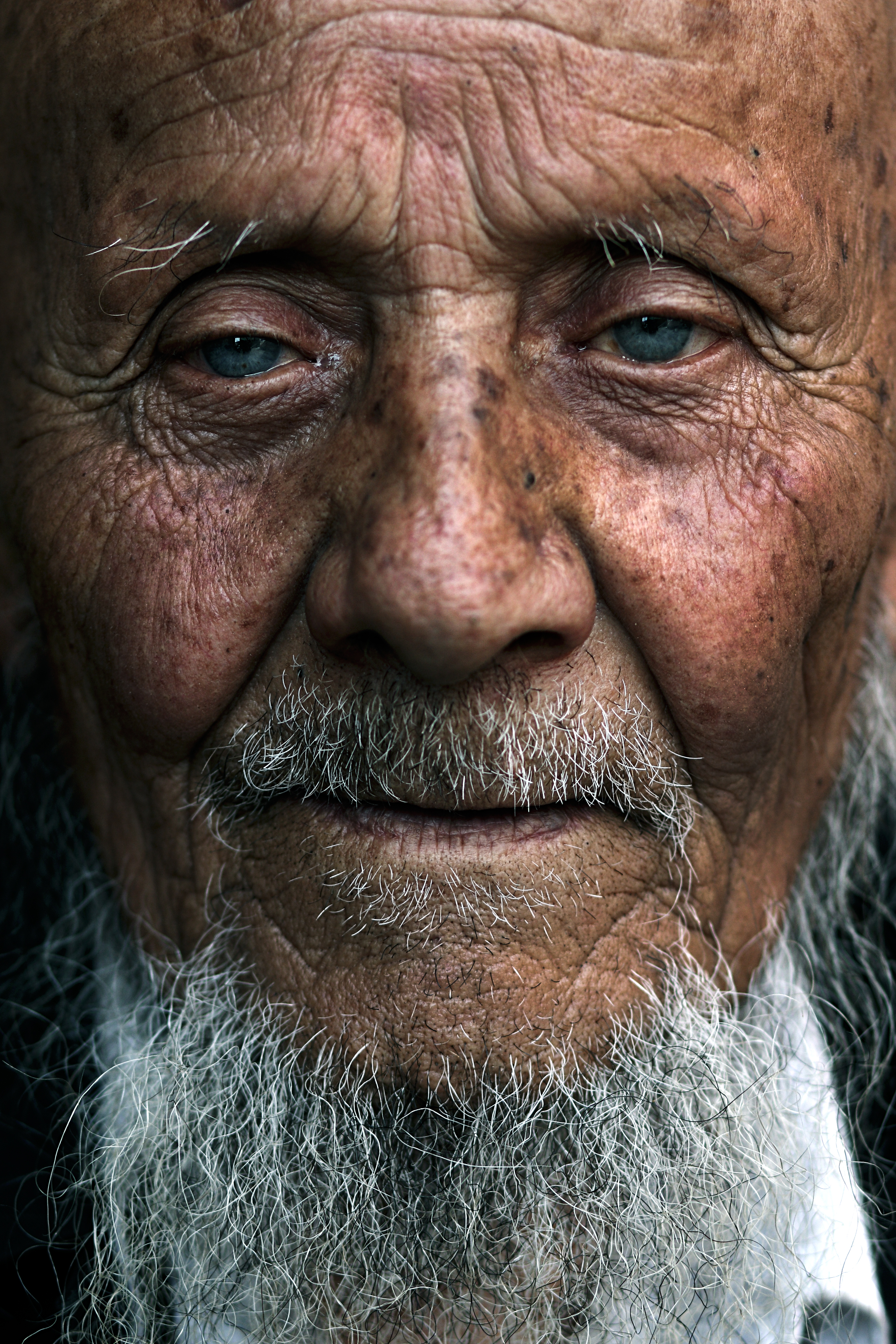 Взгляд старости. Лицо старика. Портрет пожилого мужчины.