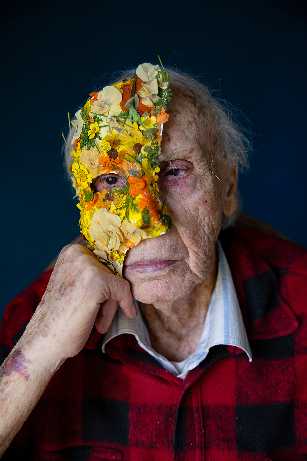 Elderly man photographed by Oded Wagenstein
